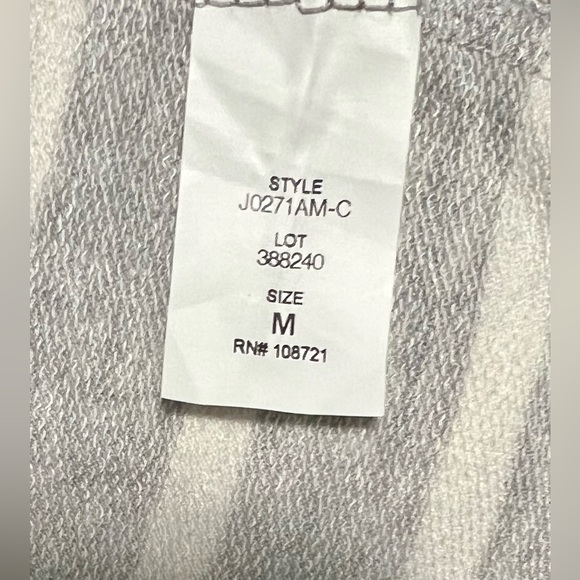 NWT Women’s Antistar Gray and white beach cover up with a hood Size Medium - Picture 6 of 6